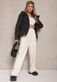 Renee - Czarna Kurtka z Kapturem Sznurkami i Ozdobnymi Przeszyciami Karedia. Okazja: na co dzień. Typ kołnierza: kaptur. Kolor: czarny. Materiał: jeans. Styl: sportowy, casual #4