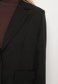 Born2be - Czarna Jednorzędowa Marynarka z Usztywnioną Linią Ramion Tiolinda. Okazja: na spotkanie biznesowe, do pracy, na co dzień. Kolekcja: plus size. Kolor: czarny. Materiał: jeans. Styl: biznesowy, casual, elegancki