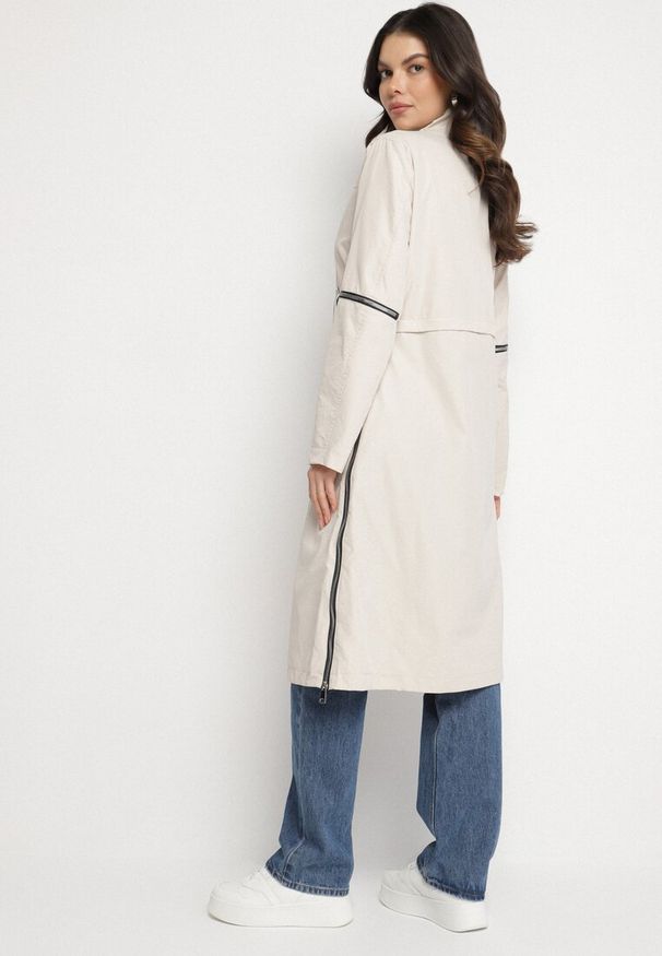 Born2be - Beżowy Płaszcz z Regulowaną Długością i Taśmami z Napisem Emmilou. Kolor: beżowy. Wzór: napisy. Sezon: jesień, wiosna