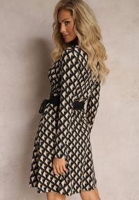 Renee - Beżowa Sukienka Kopertowa w Geometryczny Wzór Feozie. Okazja: na spotkanie biznesowe. Typ kołnierza: dekolt w serek. Kolor: beżowy. Długość rękawa: długi rękaw. Wzór: geometria. Typ sukienki: kopertowe. Styl: biznesowy