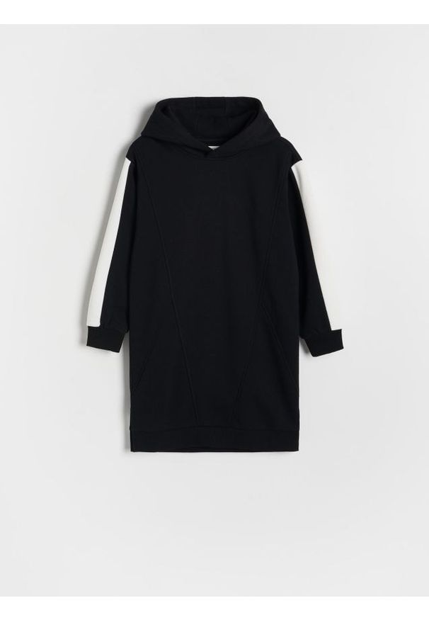 Reserved - Dzianinowa sukienka z kapturem - czarny. Typ kołnierza: kaptur. Kolor: czarny. Materiał: dzianina