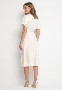 Born2be - Jasnobeżowa Sukienka Plisowana z Dekoltem w V z Paskiem w Talii Zolseki. Okazja: na co dzień. Kolor: beżowy. Styl: klasyczny, casual #3