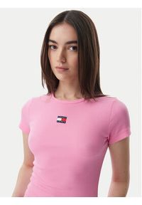 Tommy Jeans T-Shirt Badge DW0DW17881 Różowy jasny Slim Fit. Kolor: różowy. Materiał: bawełna #2