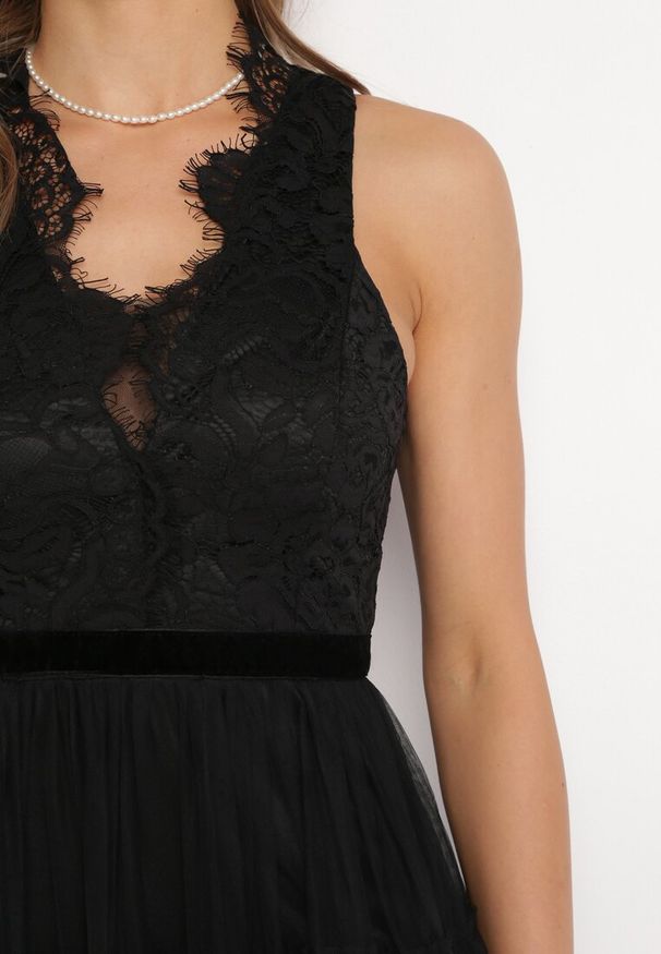 Born2be - Czarna Sukienka Maxi z Koronką i Siateczkowymi Falbanami Danela. Okazja: na imprezę. Kolor: czarny. Materiał: koronka. Wzór: koronka. Długość: maxi