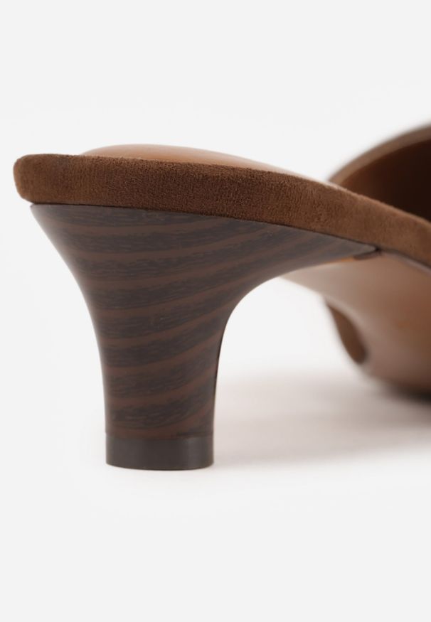 Renee - Ciemnobrązowe Klapki VICES na Obcasie Typu Kaczuszka z Imitacji Drewna Sacredgem. Okazja: do pracy. Kolor: brązowy. Materiał: jeans. Obcas: na obcasie. Wysokość obcasa: średni