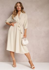 Renee - Beżowa Sukienka Canopis. Typ kołnierza: dekolt kopertowy. Kolor: beżowy. Materiał: tkanina, materiał. Typ sukienki: kopertowe. Styl: elegancki. Długość: midi