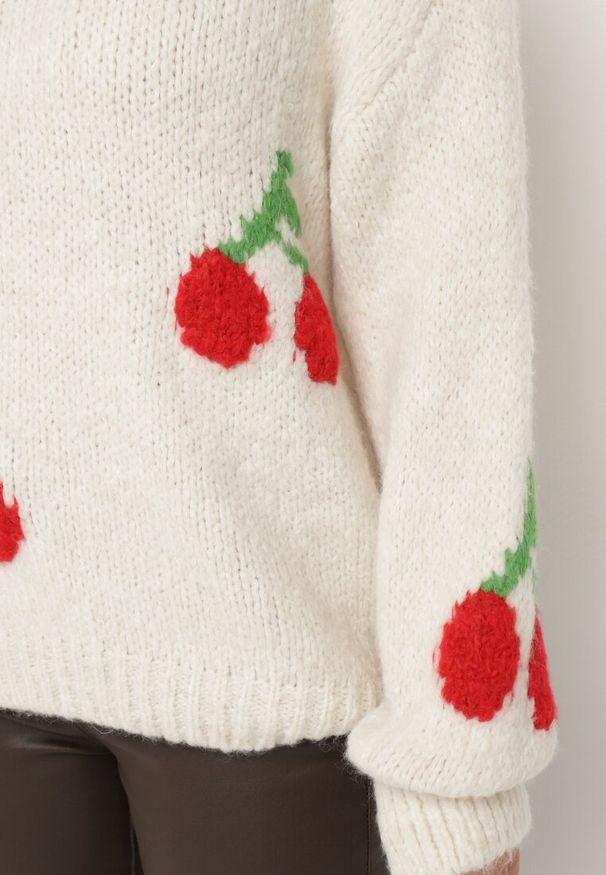 Born2be - Jasnobeżowy Sweter o Prostym Kroju z Domieszką Wełny Zdobiony Aplikacją w Wisienki Rinarea. Okazja: do pracy, na co dzień, na spacer. Kolor: beżowy. Materiał: wełna. Długość rękawa: długi rękaw. Długość: długie. Wzór: aplikacja. Sezon: zima, jesień. Styl: klasyczny, casual, elegancki