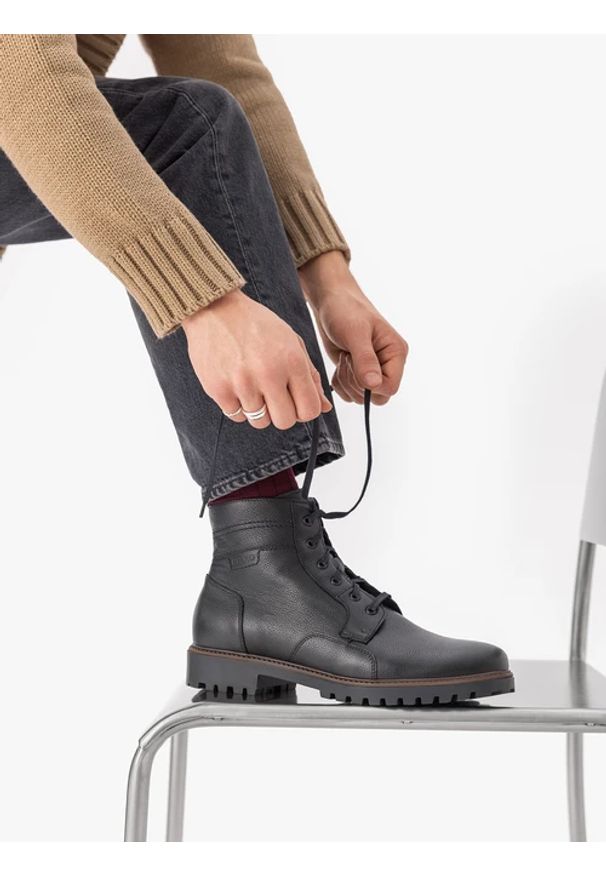 Ryłko - Czarne trzewiki ze skóry licowej. Okazja: na co dzień. Wysokość cholewki: za kostkę. Zapięcie: zamek. Kolor: czarny. Materiał: skóra. Szerokość cholewki: normalna. Styl: klasyczny, casual, street