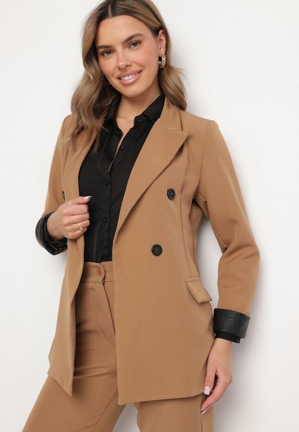 Born2be - Brązowa Marynarka Dwurzędowa z Ozdobnym Klapami Lorhiris. Okazja: na co dzień. Kolor: brązowy. Materiał: jeans. Styl: klasyczny, casual