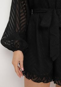 Born2be - Czarny Kombinezon z Tkaniny Plumeti z Bufiastymi Rękawami i Krótkimi Nogawkami Dolene. Okazja: na co dzień. Kolor: czarny. Materiał: tkanina. Długość: krótkie. Styl: casual, elegancki #6