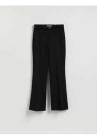 Reserved - Spodnie flare z paskiem - czarny. Kolor: czarny. Materiał: tkanina, wiskoza #1