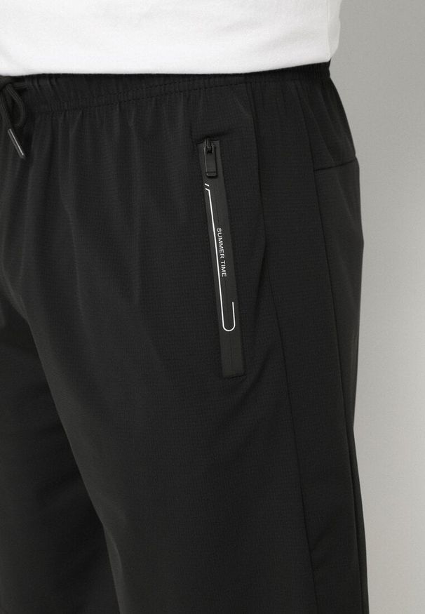 Born2be - Czarne Szorty z Napisami Liremine. Okazja: na spacer, na co dzień. Kolor: czarny. Wzór: napisy. Sezon: lato. Styl: casual