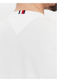 TOMMY HILFIGER - Tommy Hilfiger T-Shirt Emblem MW0MW33687 Biały Slim Fit. Kolor: biały. Materiał: bawełna #5