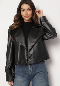 Born2be - Czarna Kurtka Ramoneska z Asymetrycznym Zapięciem na Sprzączkę o Kopertowym Kroju Ivalittes. Okazja: na co dzień. Kolor: czarny. Materiał: jeans. Długość rękawa: długi rękaw. Długość: długie. Styl: casual, elegancki, wizytowy #5