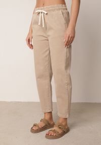 Born2be - Beżowe Bawełniane Jeansy Mom Fit z Wysokim Stanem i Wiązaniem w Talii Raeney. Okazja: na co dzień. Stan: podwyższony. Kolor: beżowy. Długość: krótkie. Styl: elegancki, casual #6