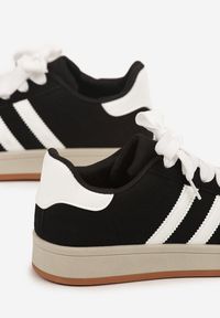 Born2be - Czarno-Białe Buty Sportowe Sneakersy z Paskami z Boku Riliannea. Okazja: na co dzień, na spacer. Zapięcie: pasek. Kolor: czarny. Sport: turystyka piesza