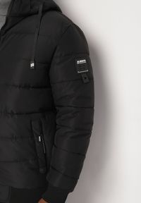 Born2be - Czarna Kurtka z Pikowanymi Przeszyciami i Kapturem Edantina. Okazja: na co dzień. Kolor: czarny. Materiał: jeans, materiał. Styl: sportowy, klasyczny, elegancki, casual #8