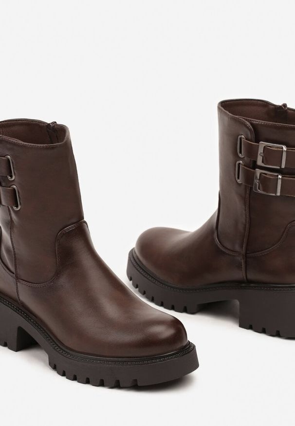 Born2be - Brązowe Botki na Niskim Słupku z Ozdobnymi Klamrami przy Cholewce Linnithara. Okazja: do pracy. Zapięcie: klamry. Kolor: brązowy. Materiał: jeans, skóra. Szerokość cholewki: normalna. Obcas: na słupku. Styl: rockowy