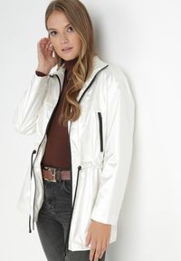 Born2be - Biała Kurtka Layna. Typ kołnierza: kołnierzyk stójkowy. Kolor: biały. Materiał: materiał. Długość rękawa: długi rękaw. Długość: długie #3