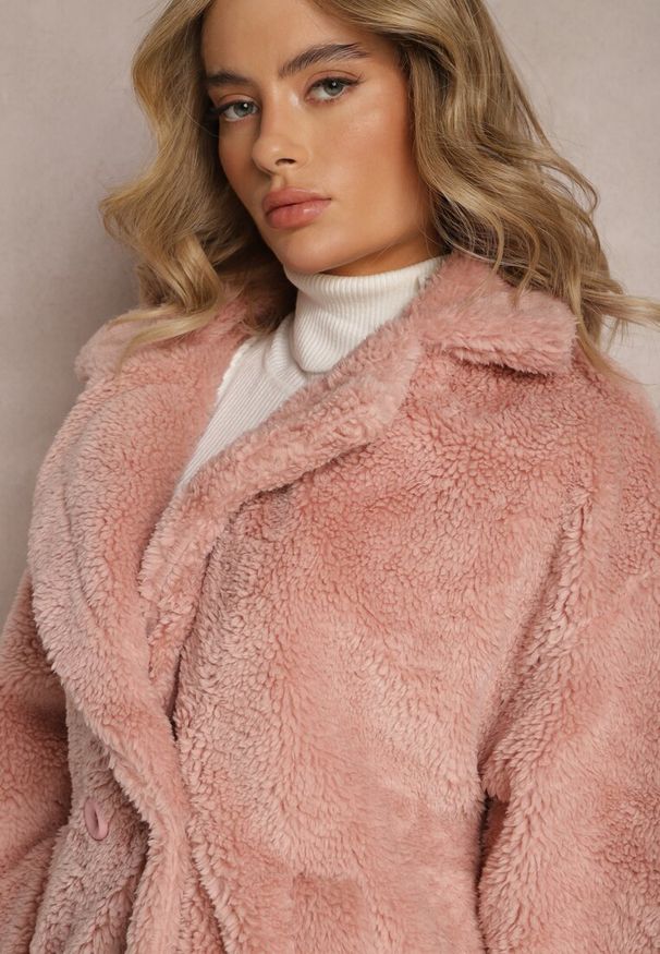 Renee - Różowy Płaszcz Typu Teddy z Futerka z Kieszeniami Serenzi. Kolor: różowy. Materiał: futro