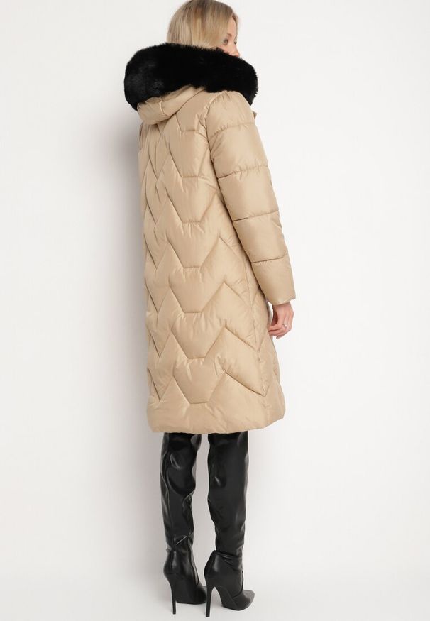 Born2be - Beżowa Pikowana Kurtka o Długim Kroju z Kapturem Kieszeniami i Odpinanym Futerkiem Liliraeth. Okazja: na spacer, na co dzień. Typ kołnierza: kaptur. Kolor: beżowy. Materiał: futro. Długość rękawa: długi rękaw. Długość: długie. Wzór: aplikacja. Styl: casual, elegancki