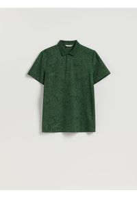 Reserved - Koszulka polo ze świątecznym wzorem - morski. Typ kołnierza: polo. Kolor: morski. Materiał: bawełna. Styl: wizytowy