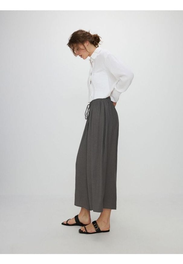 Reserved - Spodnie culotte z wiskozą - ciemnoszary. Kolor: szary. Materiał: wiskoza. Wzór: gładki
