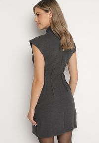 Born2be - Ciemnoszara Sukienka z Prążkowanej Dzianiny o Taliowanym Kroju z Półgolfem Ivarinae. Okazja: na co dzień, na spotkanie biznesowe. Kolor: szary. Materiał: dzianina, prążkowany. Długość rękawa: bez rękawów. Styl: biznesowy, casual, elegancki #5