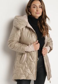 Born2be - Ciemnobeżowa Pikowana Kurtka z Kapturem i Rękawami ze Ściągaczami Melorisea. Okazja: na spotkanie biznesowe, do pracy, na spacer. Typ kołnierza: kaptur. Kolor: beżowy. Materiał: dzianina, jeans. Styl: biznesowy, elegancki #6