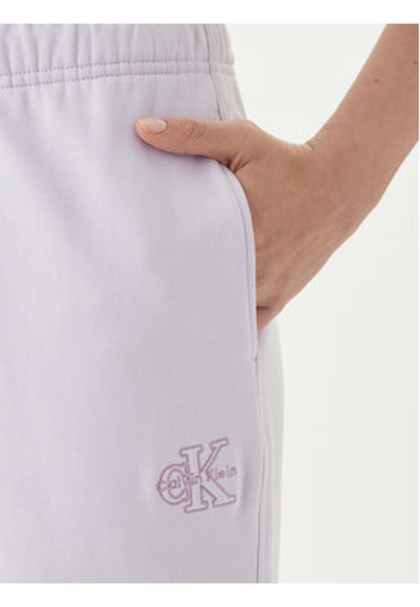 Calvin Klein Jeans Spodnie dresowe Embossed Monologo LV047F206G Różowy Regular Fit. Kolor: różowy. Materiał: bawełna