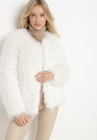 Born2be - Jasnobeżowa Kurtka Futerko na Metalowe Zaczepy Esaliren. Okazja: na co dzień. Kolor: beżowy. Materiał: futro. Styl: klasyczny, casual, elegancki #5