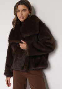 Born2be - Brązowa Oversizowa Kurtka Futerko z Szerokim Kołnierzem Reilia. Kolor: brązowy. Materiał: futro. Styl: klasyczny, elegancki #1