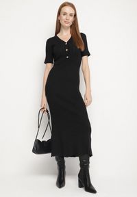 Born2be - Czarna Dzianinowa Sukienka z Wiskozą o Taliowanym Kroju z Guzikami Fenallea. Okazja: do pracy, na spotkanie biznesowe. Kolor: czarny. Materiał: wiskoza, dzianina. Styl: elegancki, biznesowy #6