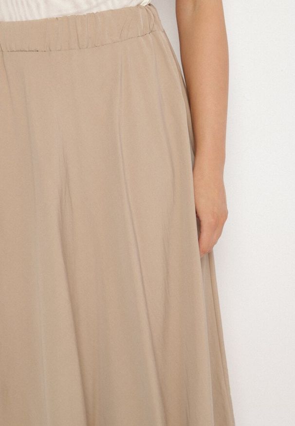 Born2be - Ciemnobeżowa Rozkloszowana Spódnica z Wiskozą Zisene. Okazja: na co dzień. Kolor: beżowy. Materiał: wiskoza. Styl: elegancki, casual, klasyczny