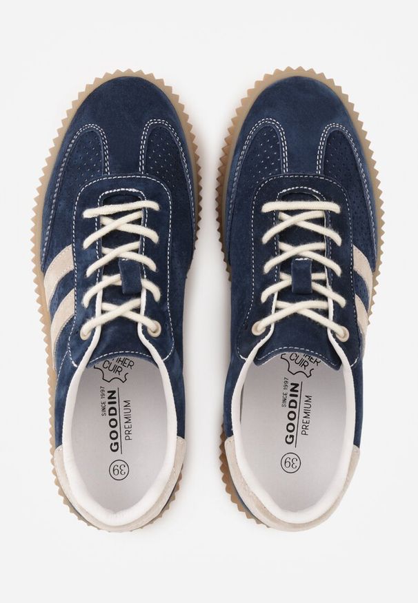 Renee - Granatowe Sneakersy Typu Tenisówki z Zamszu Naturalnego Ozdobione Paskami Tarinella. Okazja: na co dzień. Zapięcie: pasek. Kolor: niebieski. Materiał: zamsz. Wzór: aplikacja