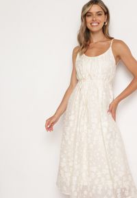 Born2be - Beżowa Sukienka na Regulowanych Ramiączkach Ozdobiona Cyrkoniami z Materiałowym Paskiem Selolia. Okazja: na co dzień. Typ kołnierza: dekolt w kształcie V. Kolor: beżowy. Materiał: materiał. Długość rękawa: na ramiączkach. Wzór: aplikacja. Typ sukienki: proste. Styl: casual #2