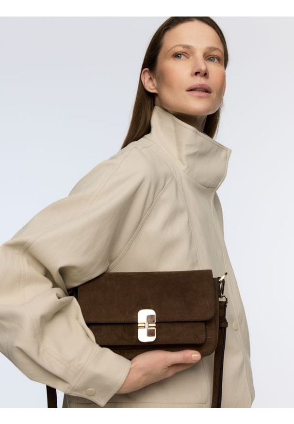 Reserved - Torebka na ramię z imitacji zamszu - ciemnobrązowy. Kolor: brązowy. Materiał: zamszowe. Rodzaj torebki: na ramię