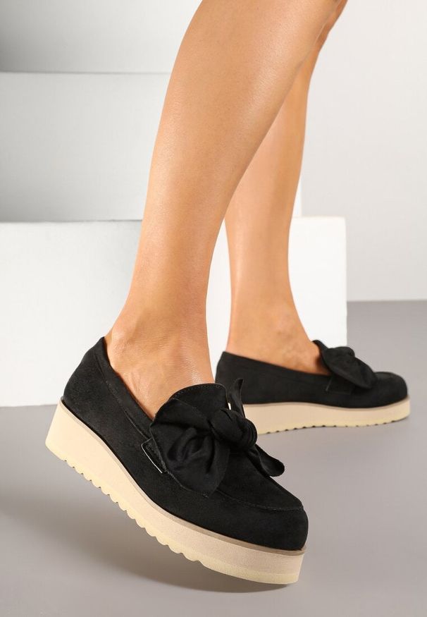 Born2be - Czarne Mokasyny z Imitacji Zamszu na Grubej Podeszwie Zdobione Kokardką Nusadea. Okazja: na co dzień. Kolor: czarny. Materiał: zamsz. Wzór: aplikacja. Styl: casual, klasyczny, elegancki