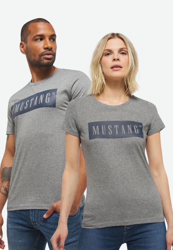 Mustang - 2PAK MUSTANG ALEX C / ALINA C LOGO TEE MĘSKI/DAMSKI T-SHIRT KOSZULKA LOGO LIGHT GREY MELANGE 1013220 4141. Okazja: na co dzień. Materiał: bawełna, jeans. Styl: sportowy, casual, elegancki, klasyczny