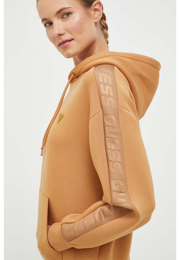 Guess bluza damska kolor brązowy z kapturem z nadrukiem. Typ kołnierza: kaptur. Kolor: brązowy. Materiał: materiał, dzianina, wiskoza. Wzór: nadruk