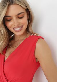 Born2be - Czerwona Dopasowana Sukienka z Ozdobnym Marszczeniem Minetria. Typ kołnierza: dekolt kopertowy. Kolor: czerwony. Typ sukienki: kopertowe #4