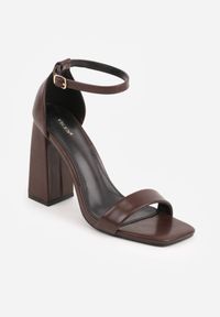 Renee - Brązowe Sandały VICES na Słupkowym Obcasie z Paseczkiem z Klamrą Avialle. Zapięcie: klamry. Kolor: brązowy. Materiał: jeans, satyna. Obcas: na obcasie. Styl: elegancki, klasyczny, glamour, wizytowy. Wysokość obcasa: średni #3