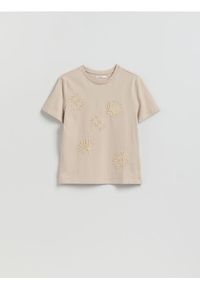 Reserved - T-shirt z aplikacją - kremowy. Kolor: kremowy. Materiał: bawełna. Wzór: aplikacja #1