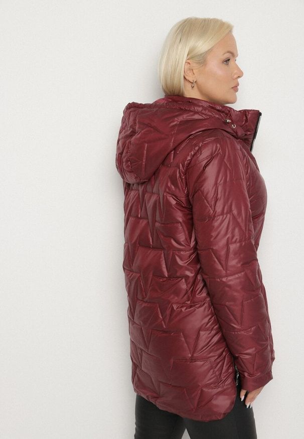 Born2be - Czerwona Pikowana Kurtka z Kapturem w Klasycznym Stylu Mallissa. Okazja: na spacer. Typ kołnierza: kaptur. Kolekcja: plus size. Kolor: czerwony. Materiał: jeans. Wzór: aplikacja. Styl: klasyczny