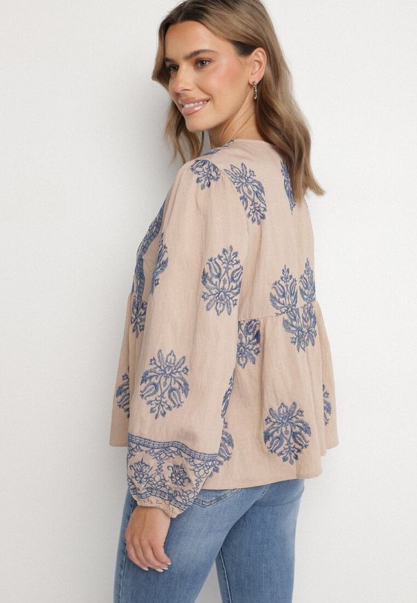 Born2be - Brązowa Rozkloszowana Bluzka Boho z Wiskozą Zdobiona Haftami i Wiązaniem Nilnella. Okazja: na co dzień. Kolor: brązowy. Materiał: wiskoza. Wzór: aplikacja, haft. Styl: boho