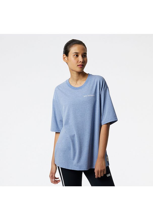 Koszulka New Balance WT21558NHR – niebieska. Kolor: niebieski. Materiał: poliester, materiał, bawełna. Wzór: napisy. Sezon: lato