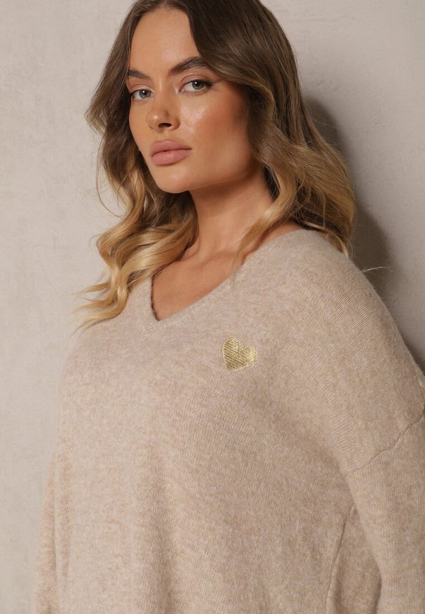 Renee - Ciemnobeżowy Sweter z Wełną i Dekoltem w Serek Ziviola. Okazja: na co dzień, do pracy. Typ kołnierza: dekolt w serek. Kolor: beżowy. Materiał: wełna. Długość rękawa: długi rękaw. Długość: długie. Styl: casual