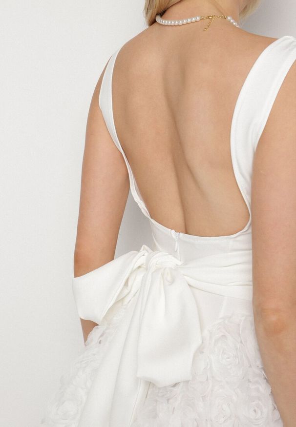 Born2be - Biała Sukienka Rozkloszowana z Wiązaniem i Koronką z Różami Pandiva. Okazja: na co dzień. Typ kołnierza: dekolt kwadratowy. Kolor: biały. Wzór: koronka. Typ sukienki: rozkloszowane. Materiał: koronka. Długość rękawa: na ramiączkach. Sezon: lato. Styl: casual