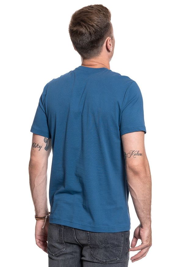 Mustang - MUSTANG TSHIRT Alex C LOGO Tee ENSIGN BLUE 1009738 5229. Okazja: na imprezę, na co dzień. Materiał: jeans, tkanina, materiał, bawełna. Długość rękawa: krótki rękaw. Długość: krótkie. Wzór: nadruk. Styl: klasyczny, casual