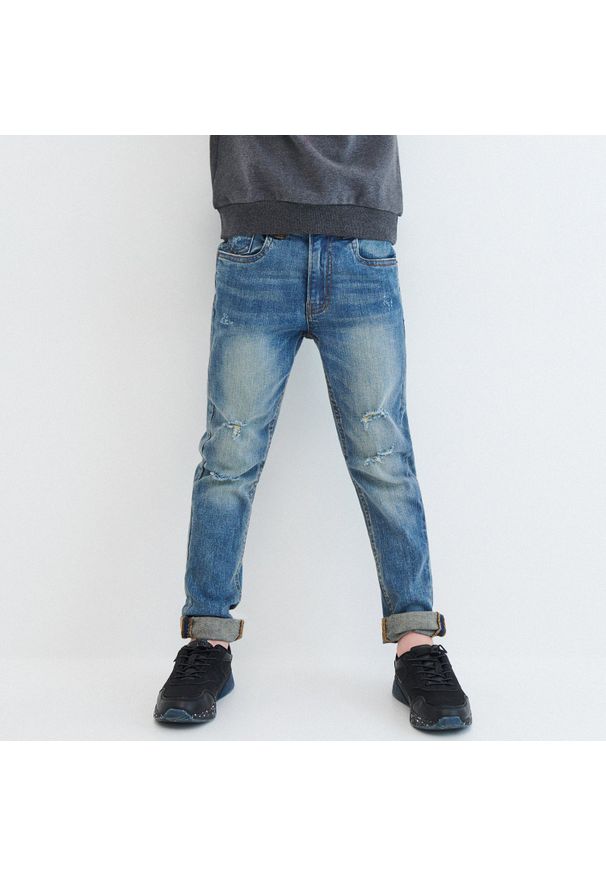 Reserved - Jeansy regular fit z przetarciami - Niebieski. Kolor: niebieski. Materiał: jeans